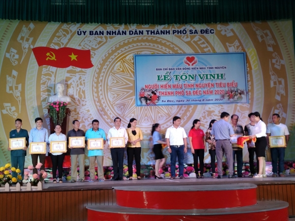 CBVC TTYT TP ĐƯỢC UBND TP SA ĐÉC TÔN VINH HIẾN MÁU TÌNH NGUYỆN