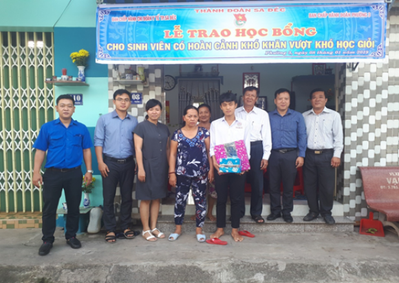 CHI ĐOÀN TTYT TP SA ĐÉC TRAO HOC BỔNG CHO SINH VIÊN NGHÈO