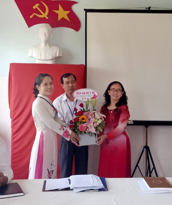LÃNH ĐẠO TTYT TP SA ĐÉC TẶNG HOA CHO NỮ CBVC NHÂN KỶ NIỆM QTPN 8/3