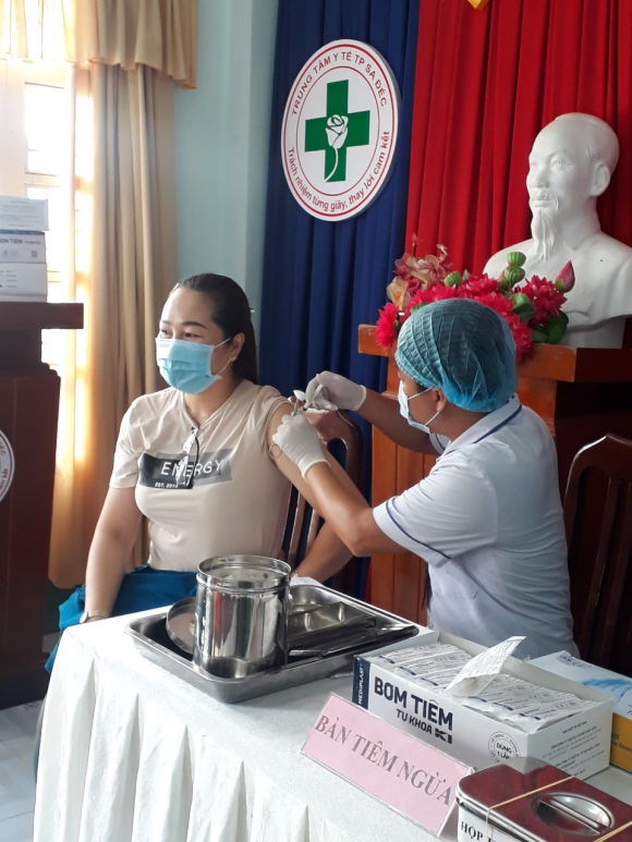TRUNG TÂM Y TẾ TP SA ĐÉC TIÊM VẮC XIN PHÒNG COVID-19